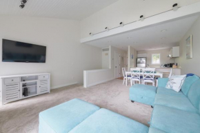 Harborside condo w pool- Walk to downtown and beaches